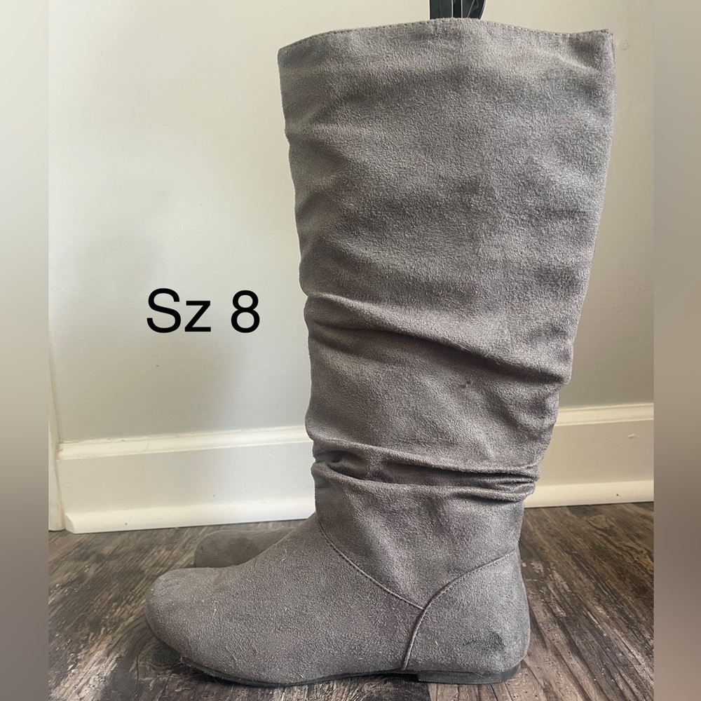 Grey pull on boots size 8.